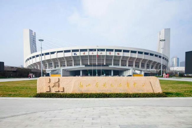 在她丈夫面前